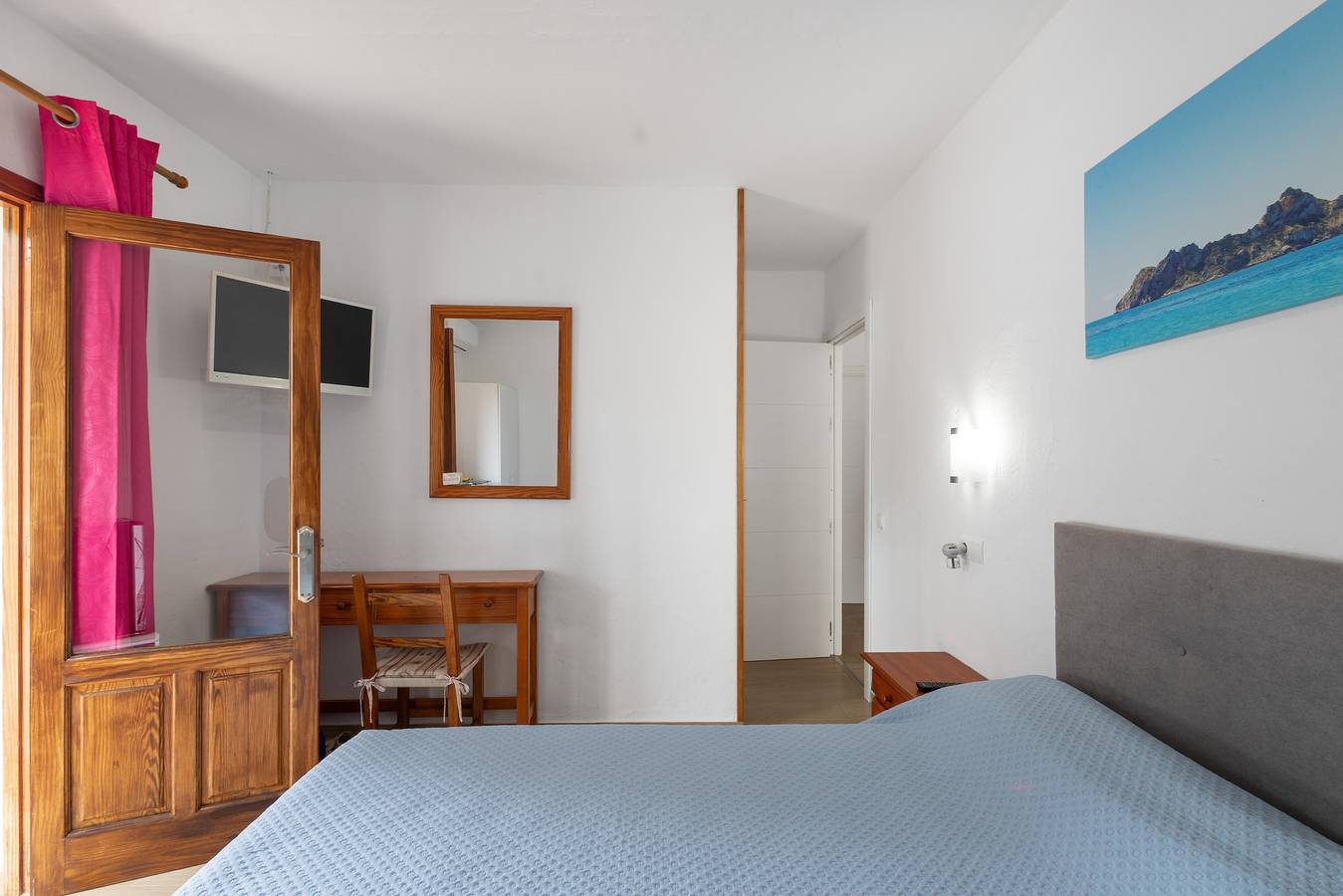 Room 'Doble - 1' with Mountain View, Wi-Fi and Air Conditioning in Platja es Figueral, Santa Eulària des Riu