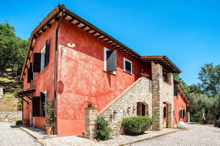 Entire apartment, 'Dependance Del Casale Rosso' with Pool, Private Garden and Wi-Fi in Sant'Anatolia di Narco, Valnerina