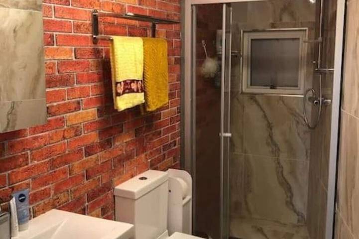 Centrally located 4 bedroom house with garden free parking in Zone 1 London in Southwark, Londra