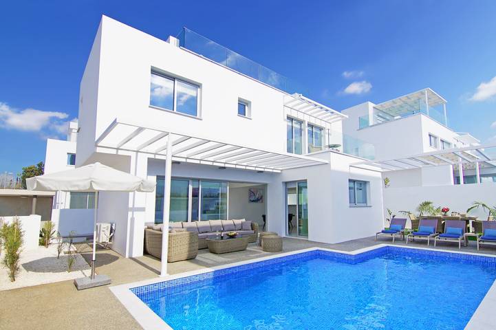 Villa für 7 Personen, mit Balkon/Terrasse und Balkon sowie Terrasse und Pool in Ayia Napa