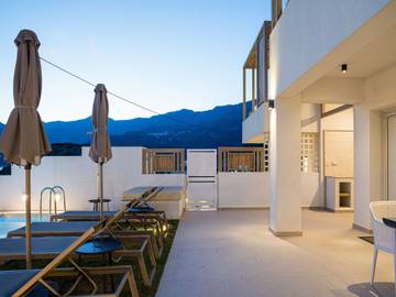 Location de vacances pour 7 personnes, avec terrasse et piscine à Plakias