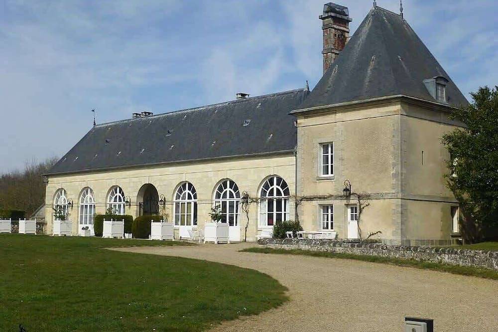 La Tour Enchantee - Castle Stay in Ocquerre, Seine-et-Marne