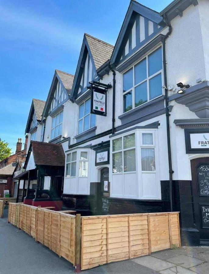 Bed and breakfast for 3 people, with View in Liverpool