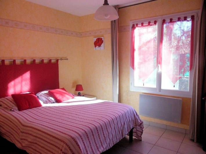 Gîte pour 4 personnes, avec terrasse ainsi que piscine et jardin à Régusse - 4