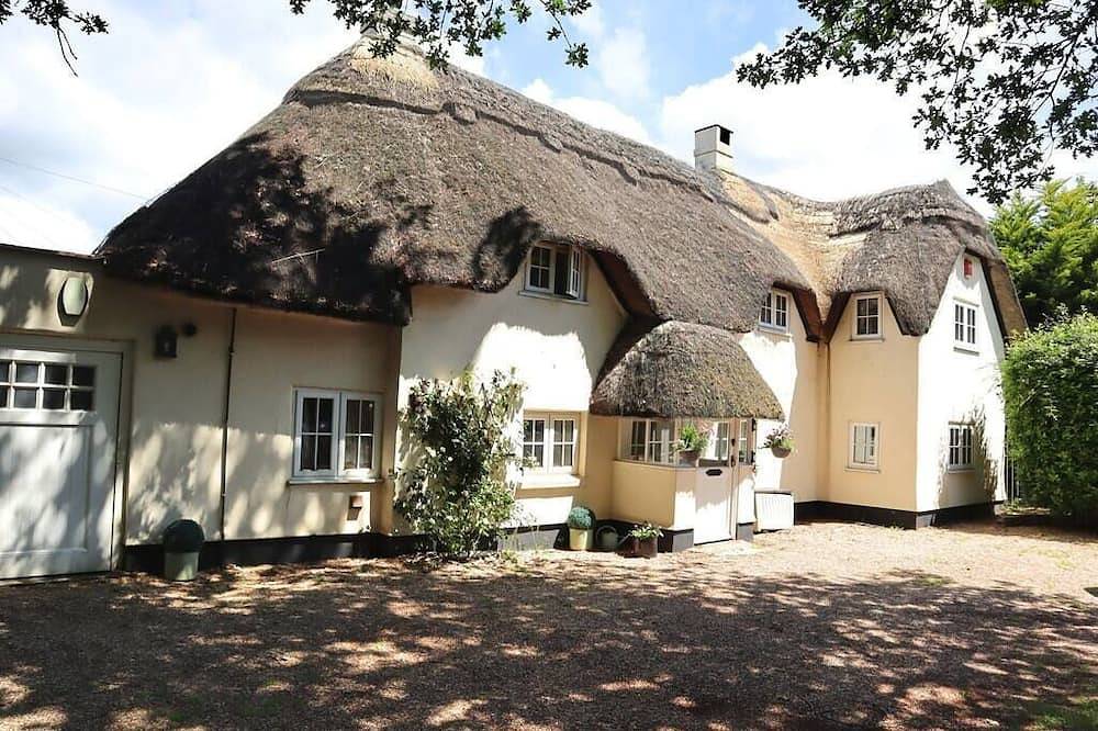 Large 5 Bedroom Thatched Cottage - Great Location! in Dorset