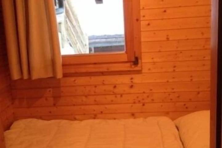 Chalet avec Sauna pour 4-5 personnes : Living avec petit fourneau à bois - cuisine avec lave-vaissel in Grimentz, Anniviers