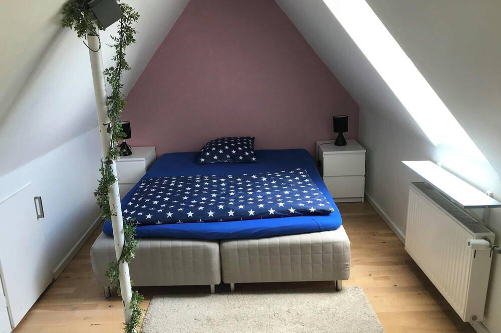 Ganze Wohnung, Lovely apartment on 2 levels of 125 sqm. in a nature area. Walking distance to S-trains and buses in Gentofte, Gentofte und Umgebung