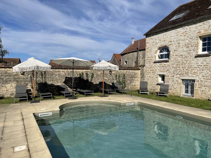 Gîte pour 8 personnes, avec piscine à Gigny