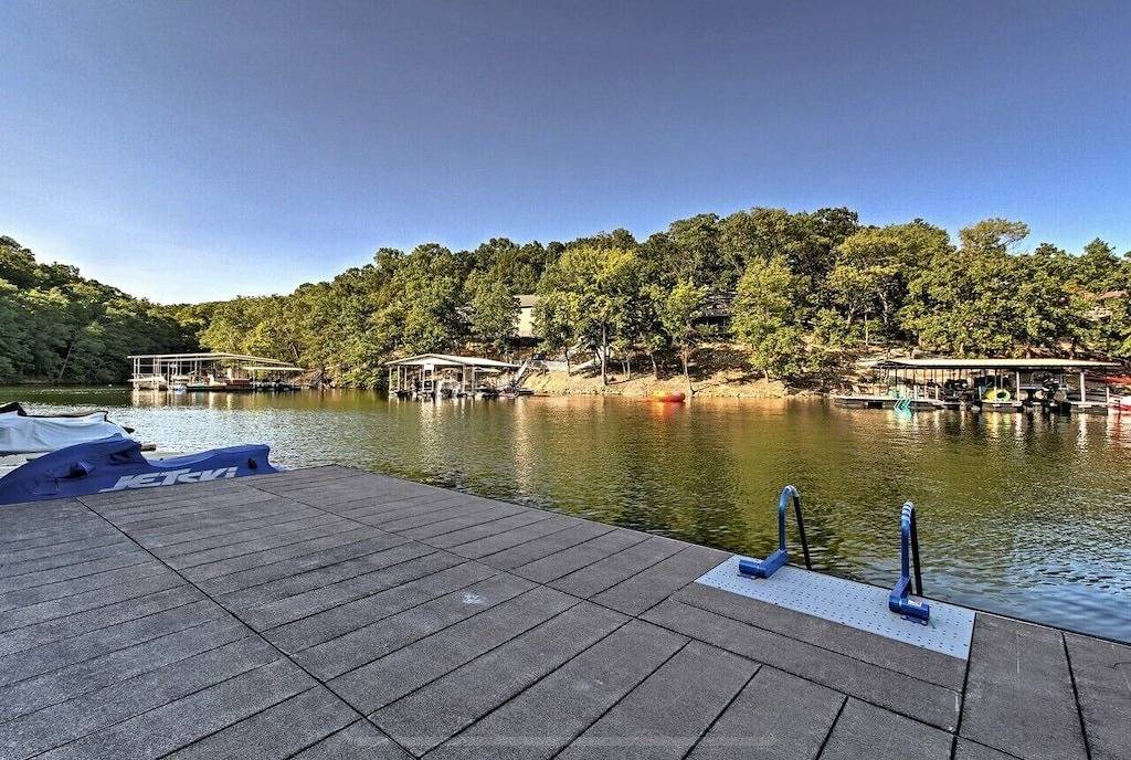 Ganze Wohnung, Lighthouse Retreat | 2Bed, 2 Bath | Quiet Cove | Boat Slip & Pool Access in Lake Ozark, Lake of the Ozarks