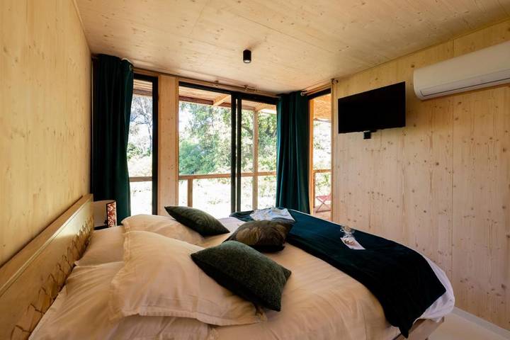 Location de vacances pour 2 personnes, avec jardin ainsi que vue et terrasse à Saint-Marc-Jaumegarde - 2