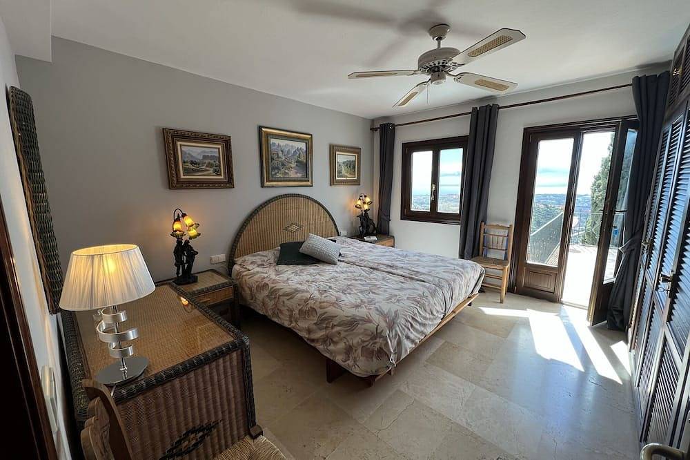 Villa with sea views in sunny Spain in El Madronal, Benahavís