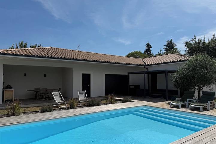 Location de vacances pour 7 personnes, avec Jacuzzi ainsi que Terrasse et Jardin à Champcevinel