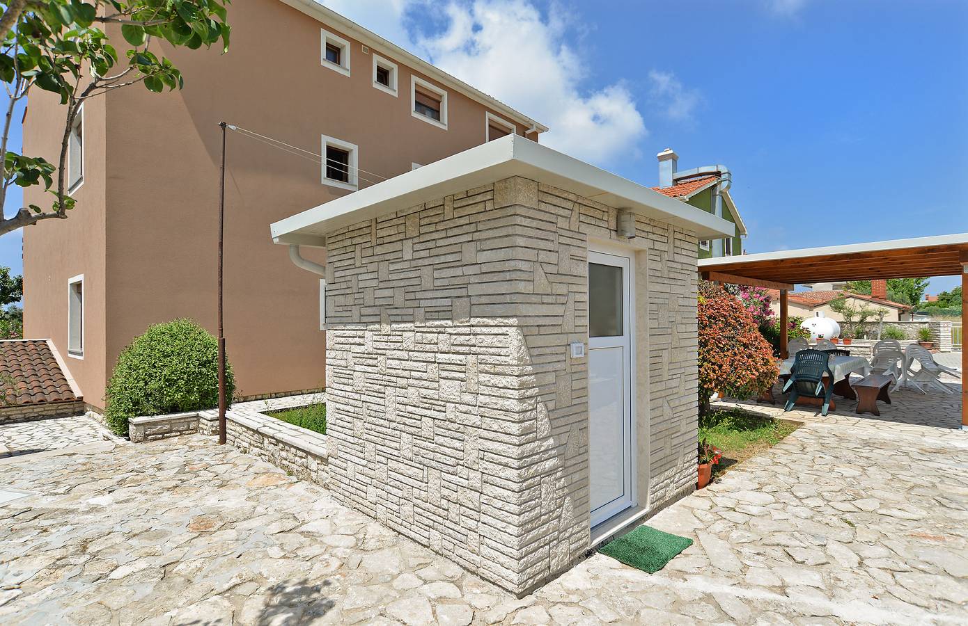 Ganze Wohnung, Ferienwohnung für 4 Personen mit Pool in Valbandon, Südküste Istrien