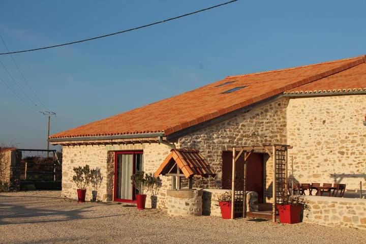 Location de vacances pour 10 personnes, avec Terrasse ainsi que Jardin et Vue à Beaulieu-sous-Parthenay