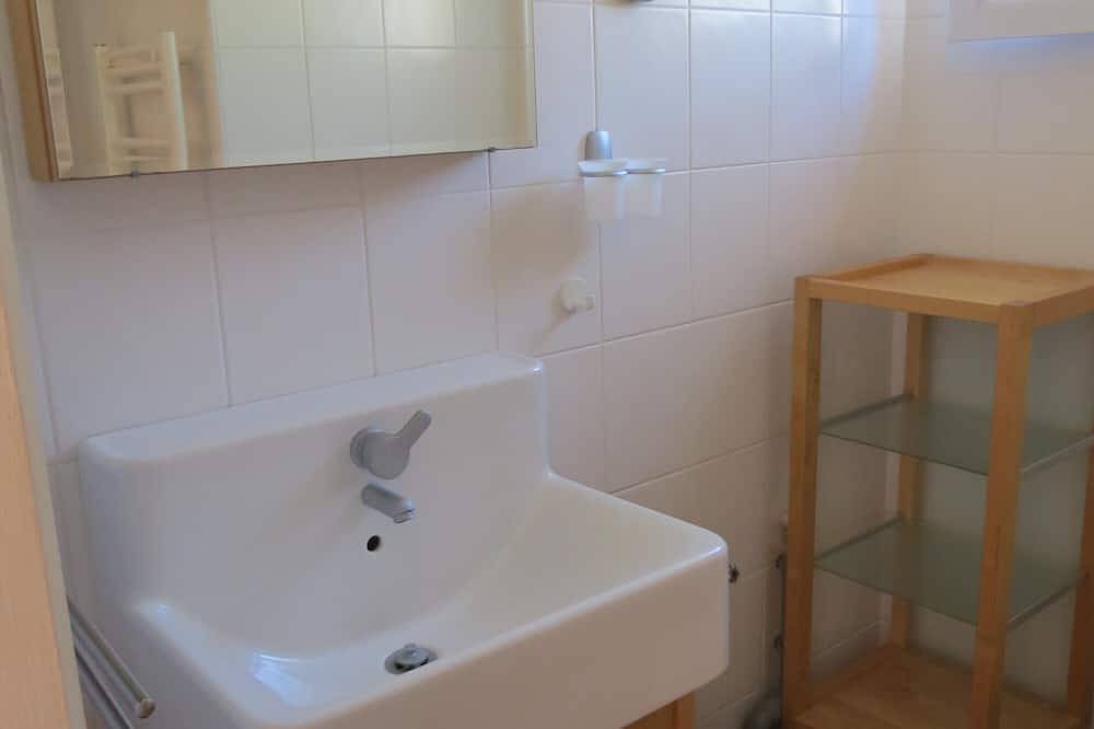 Appartement entier, Appartement dans village de colline typiquement provençal, villa avec piscine, oasis de détente in Seillons-Source-d'Argens, Région de Brignoles
