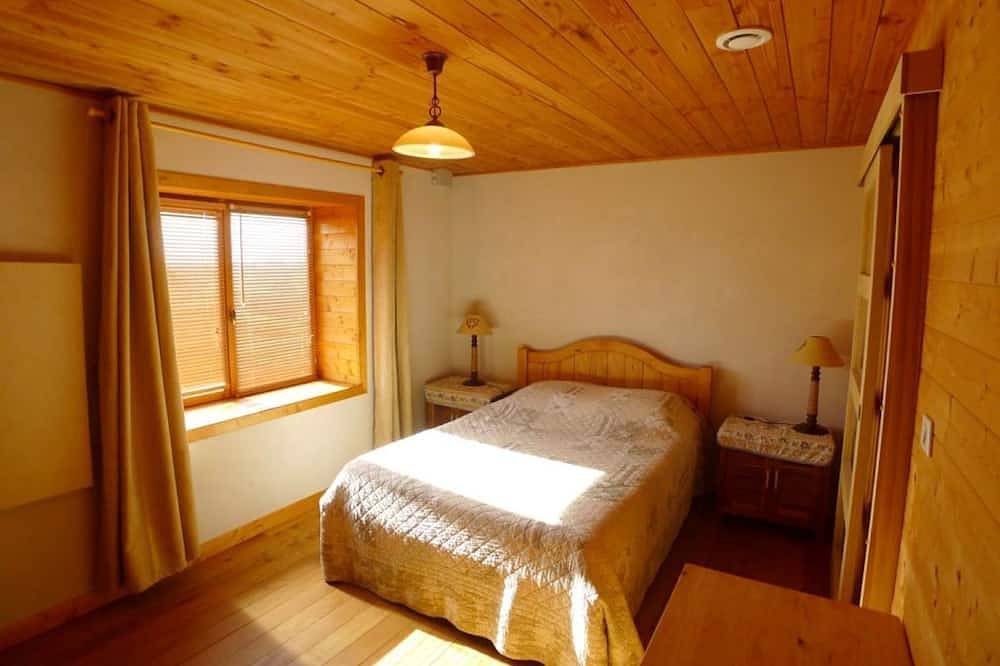 Les hauts de Saint Christaud: large gite overlooking the Pyrenees in Saint-Christaud, Gers