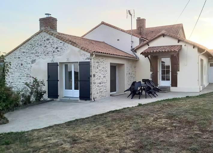 Gîte pour 6 personnes, avec terrasse et jardin à Le Champ-Saint-Père