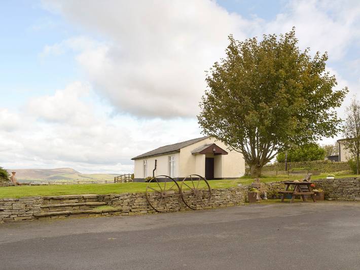 Log cabin for 2 people, with garden, with pets in Lancashire