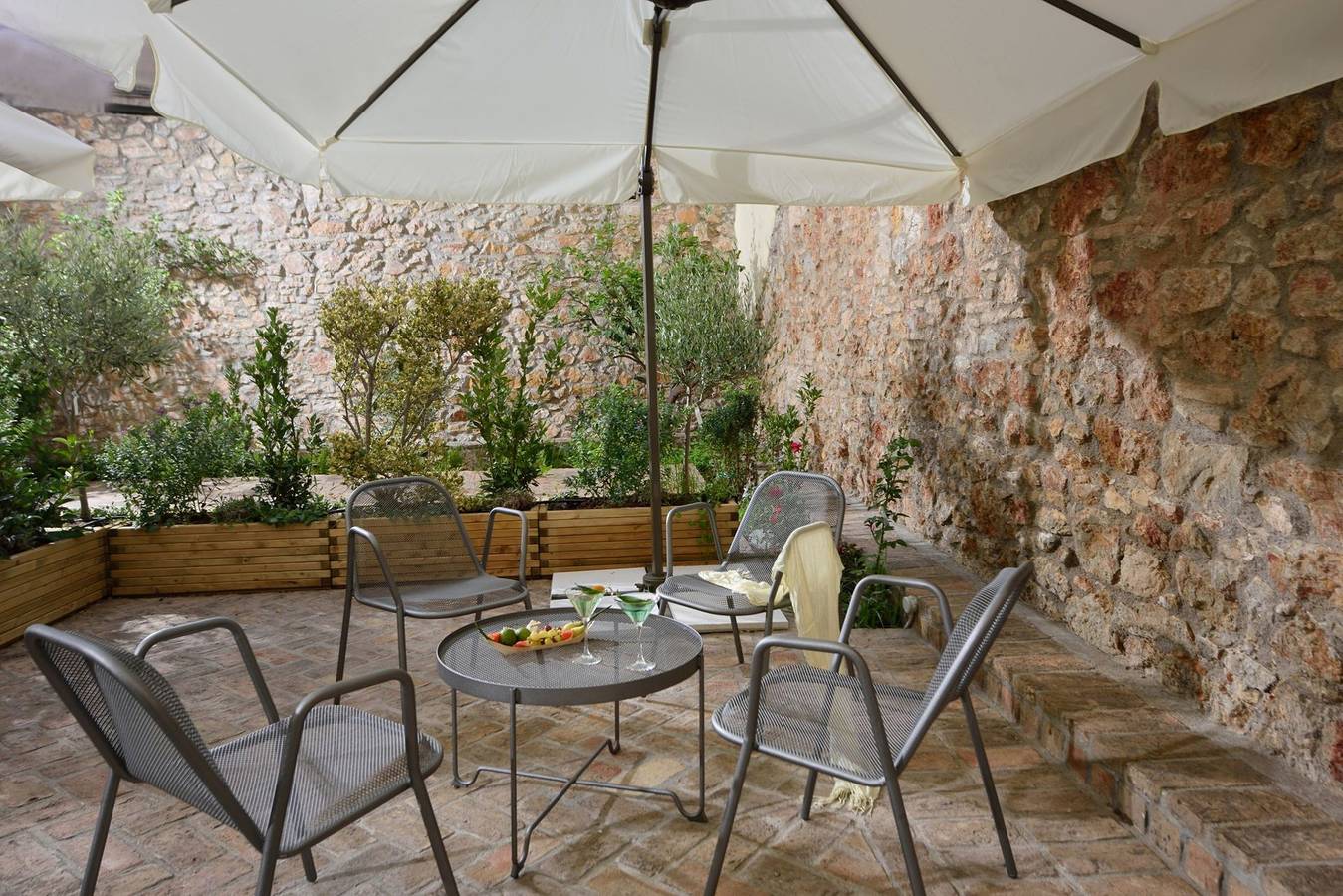 Magnificent Athens Villa | 1 Bedroom | Villa Aizen | Garden View in Central Section of Athens, Athens