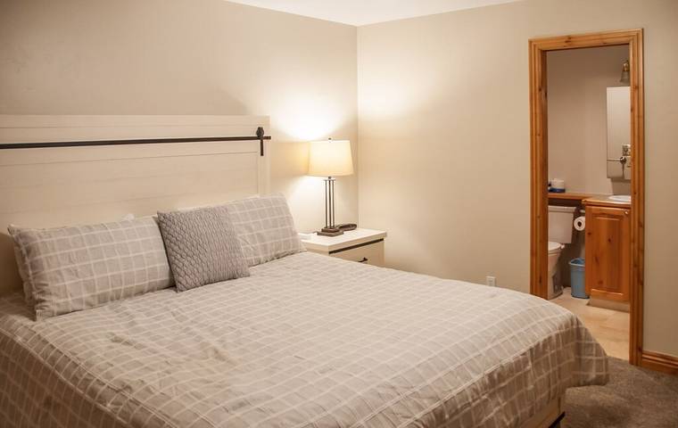 Vacation rental for 8 people, with pool and hot tub as well as balcony in Avon