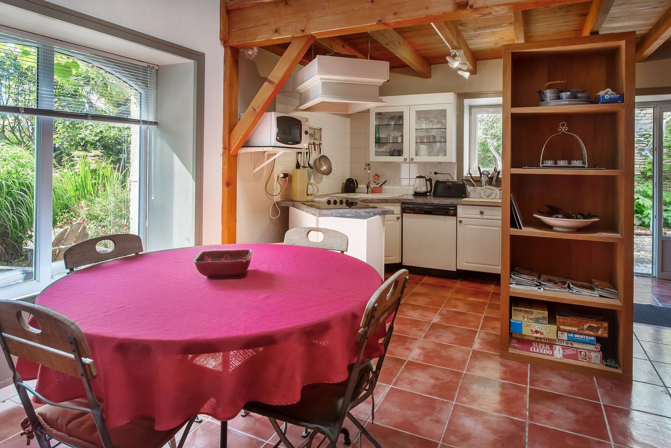 Maison de vacances 'Aux Agapanthes', piscine partagée, terrasse privée, parc paysagé, Wi-Fi gratuit in Aumagne, Région de Saint-Jean-d'Angély