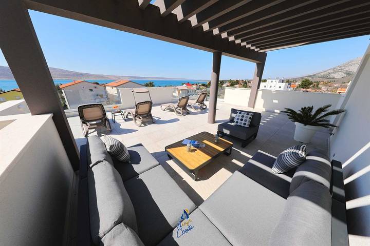Amazing 6-Br villa with pool close to the beach in Starigrad, Region de Zadar