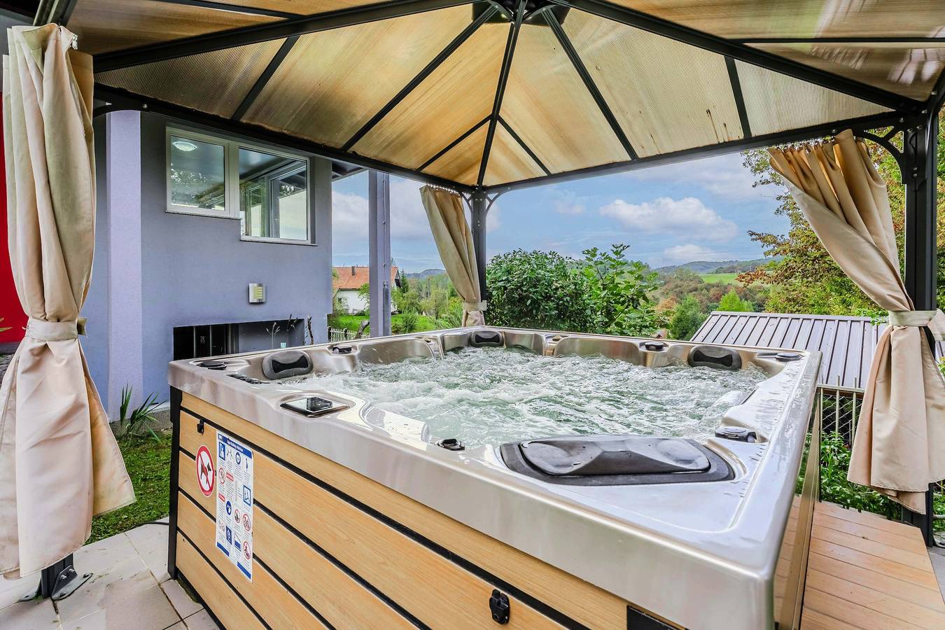 Riverside House with Pool and Hot Tub in Karlovac, Karlovac und Umgebung