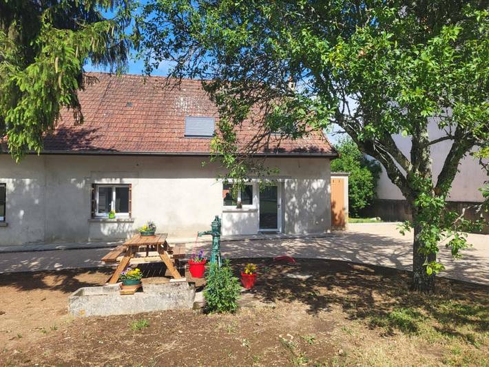 Gîte pour 6 personnes, avec Terrasse ainsi que Jardin et Vue dans Les Essards-Taignevaux