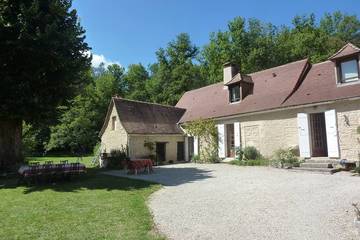Gîte pour 12 personnes, avec jardin et terrasse à Coulaures