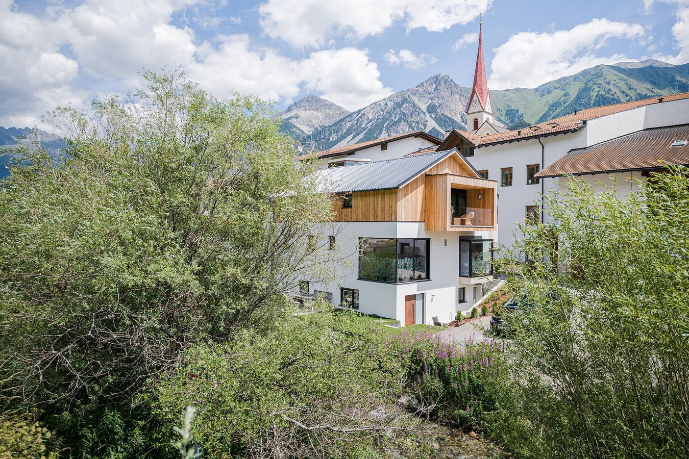 Modern vakantieappartement Chalet Ortles met uitzicht op de bergen en Wi-Fi in St. Valentin auf der Haide, Graun