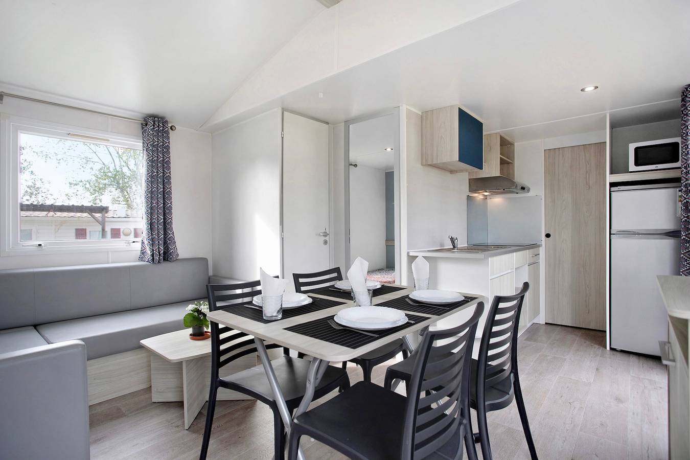 Chalet 'Bungalow T2 I - 15 Min From Nazaré' con piscina condivisa, terrazza e aria condizionata in Leiria District