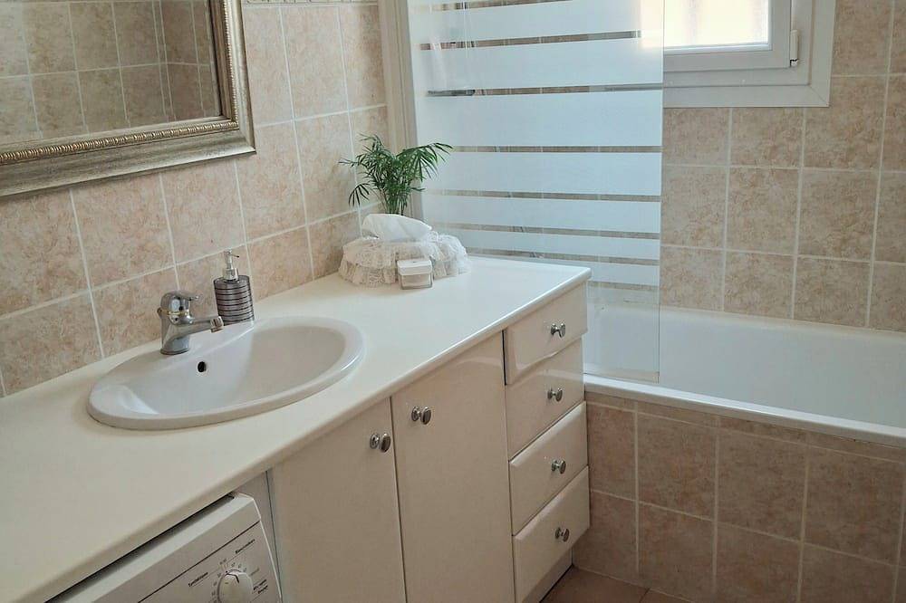 Villa 90m² plein pied 3 chambres jardin et jacuzzi 15 mins Aix-en-Provence in Saint-Cannat, Région d'Aix-en-Provence