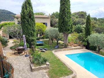 Gîte pour 10 personnes, avec terrasse ainsi que jardin et piscine à Mérindol-les-Oliviers
