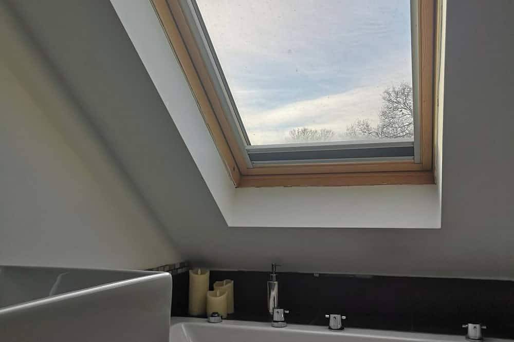 Ganze Wohnung, Nettes „Bijous“ -Db-Zimmer-Apartment auf dem Dachboden in Spelthorne, Surrey