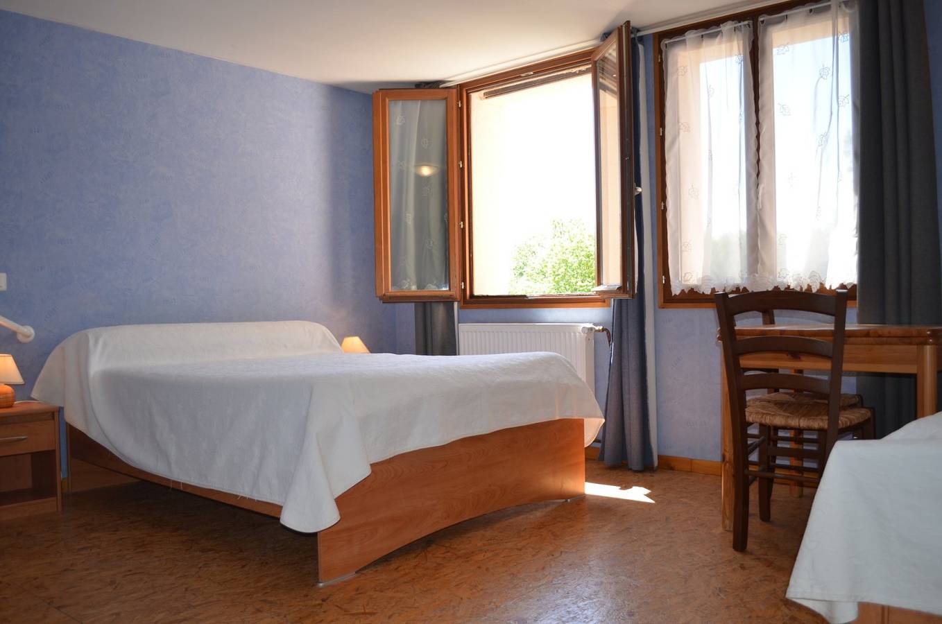 Auberge du Tilleul, chambres de campagne, région des lacs du Jura - Chambre handicapé in Charézier, Jura