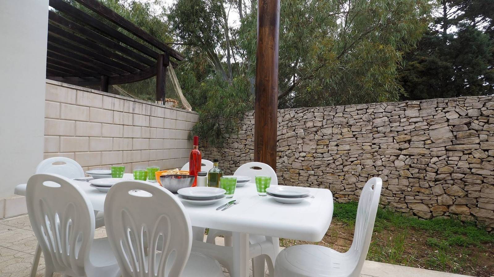 Garden Villa, 2 bedrooms, by the sea, 7 sleeps. in Torre Suda, Racale