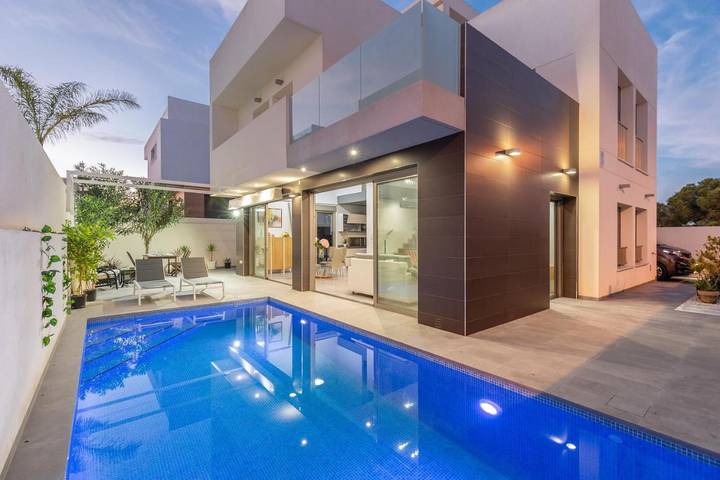 Chalet para 8 personas, con Balcón y Terraza además de Jardín y Piscina en Mil Palmeras
