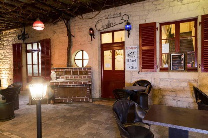 Hôtel pour 2 personnes, avec terrasse et vue, animaux acceptés à Port-Lesney