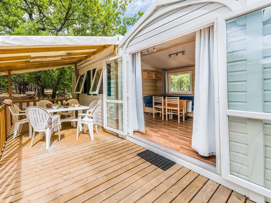 Camping Les Rives du Luberon - Mobilhome 6 personas - Mobil-home | Classic Xl | 3 Dormitorios | 6 Pers. | Terraza elevada | Aire acondicionado. in Cheval-Blanc, Parque natural regional del Luberon