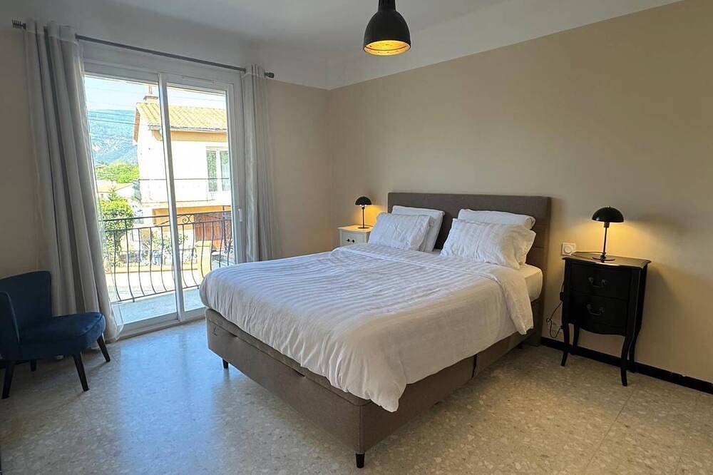 Entire apartment, T3 entièrement climatisé  avec jardin, place de parking et belle terrasse à Prades in Prades, Prades region
