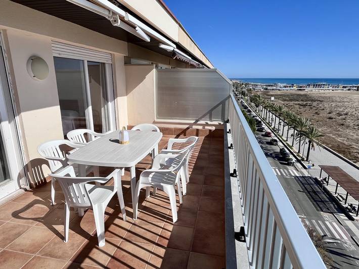 Appartement de vacances entier, Appartement spacieux en bord de mer avec une vue spectaculaire in Platja de l'Estany - el Mas Mel (Calafell), Calafell