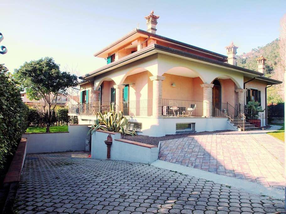 Three-Bedroom Villa in Massa, Italienische Riviera