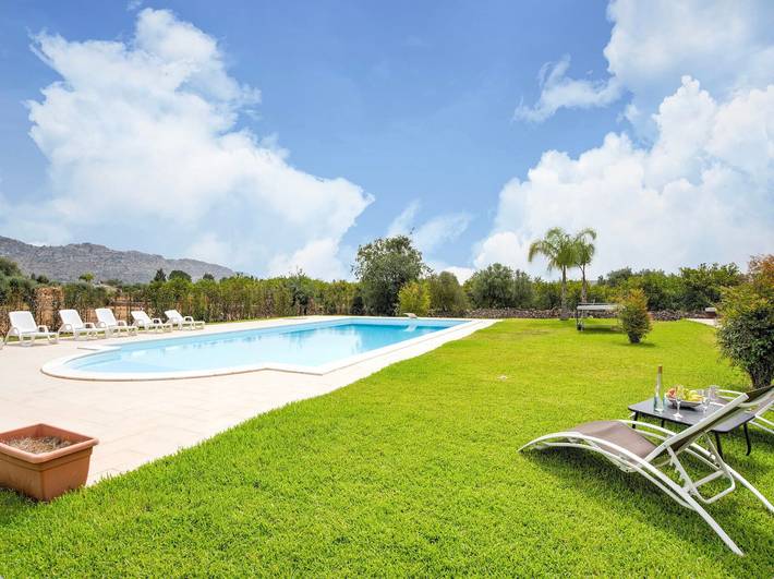 Casa Vacanze 'Villa Germano con Piscina', Vista Montagna, Wi-Fi e Aria Condizionata in Solarino, Siracusa e dintorni