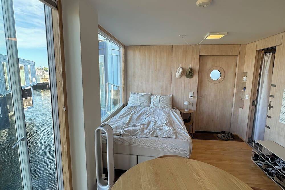 Unique Houseboat on the Water – Stay Like a True Copenhagener in Amager, Copenhague