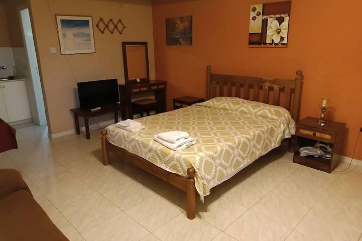 Gîte pour 2 personnes, avec piscine ainsi que terrasse et jardin dans Πισσούρι - 2