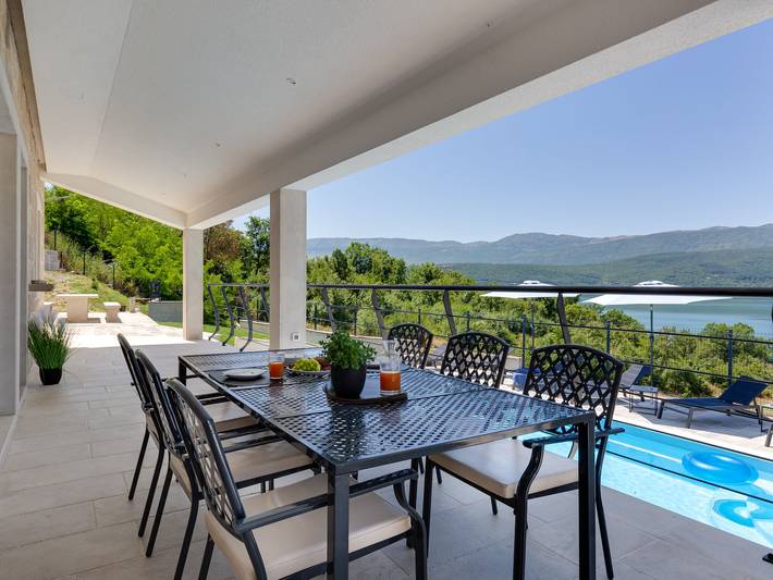 Escape on lake in Dalmatinisches Zagora