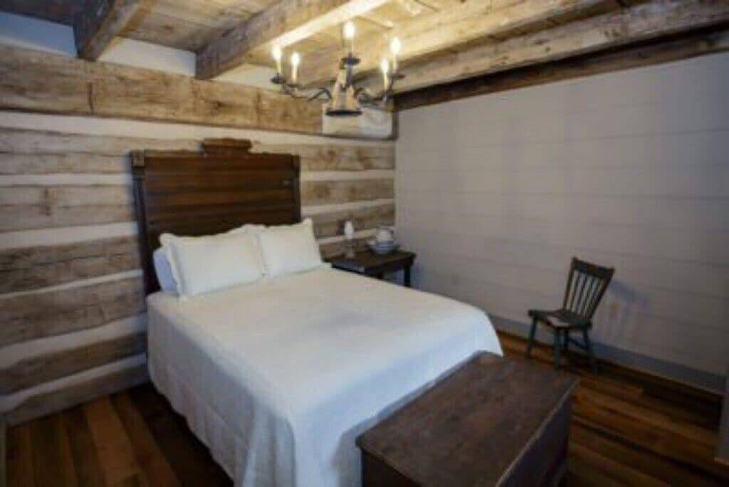 Stay in a 1795 Log Cabin on a working farm, George Washington Swoope, Jr Suite in Augusta County