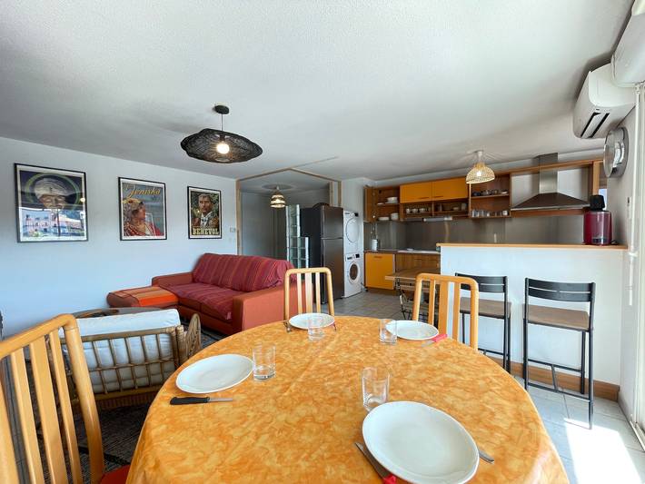 Entire apartment, Spacious 2-bedroom with garage, air conditioning, terrace near center in Sète in Sete, Mediterranean Coast (France)