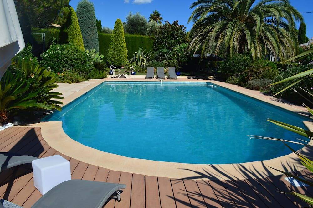 Entire apartment, Appartment of charm in a villa of standing with swimming pool in Grasse, Cannes region