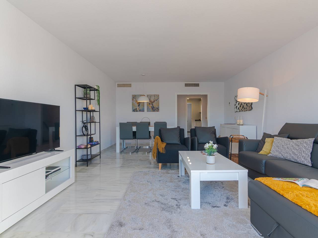 Entire apartment, Modern Apartment in Estepona: 3 Beds, 2 Baths, Near Beach, Pool & A/C in Sun Beach, Estepona